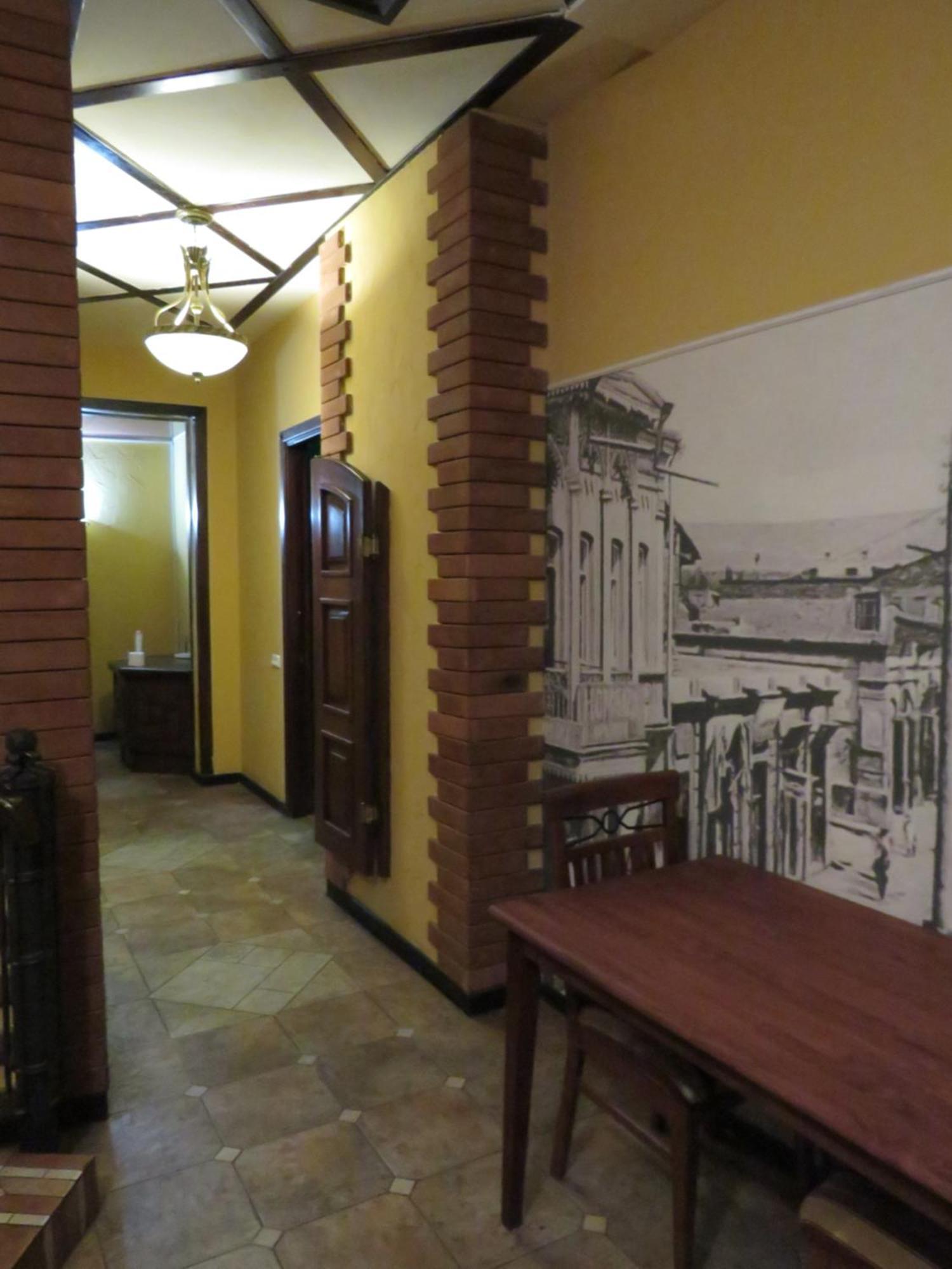 Hostel Jan In The Very Center Yerevan Bagian luar foto